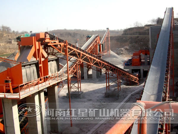 碎石機(jī)工作現(xiàn)場 碎石機(jī)工作現(xiàn)場