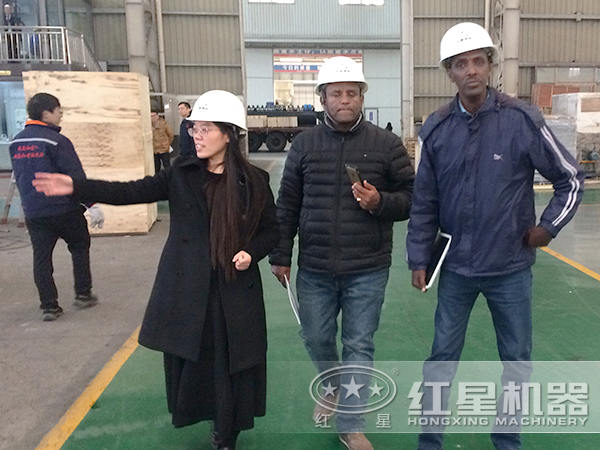 客戶參觀設(shè)備生產(chǎn)車(chē)間 客戶參觀設(shè)備生產(chǎn)車(chē)間