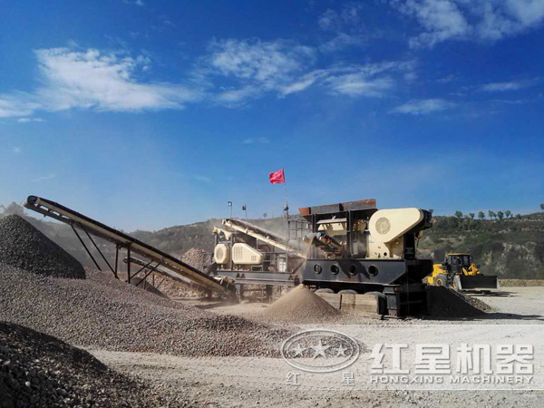 山石移動破碎機作業(yè)現(xiàn)場 山石移動破碎機作業(yè)現(xiàn)場