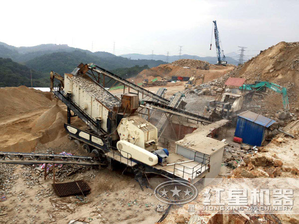 正在作業(yè)的振動(dòng)篩移動(dòng)破碎站 正在作業(yè)的振動(dòng)篩移動(dòng)破碎站