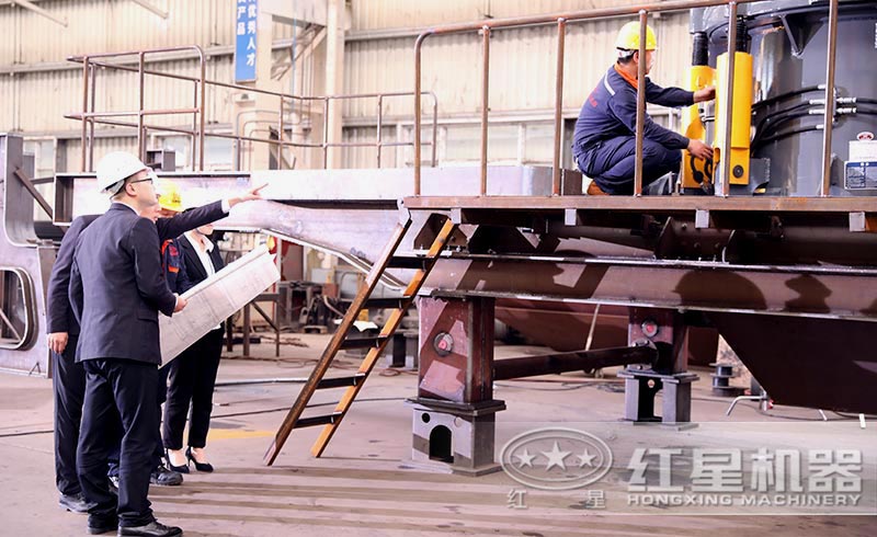 技術(shù)人員指導(dǎo)工人安裝、調(diào)試移動破 技術(shù)人員指導(dǎo)工人安裝、調(diào)試移動破