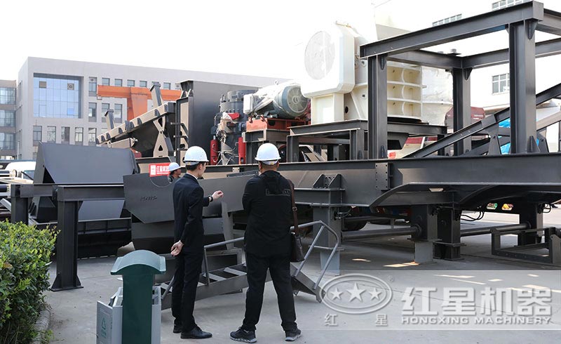 參觀、考察移動(dòng)碎石機(jī)的客戶 參觀、考察移動(dòng)碎石機(jī)的客戶