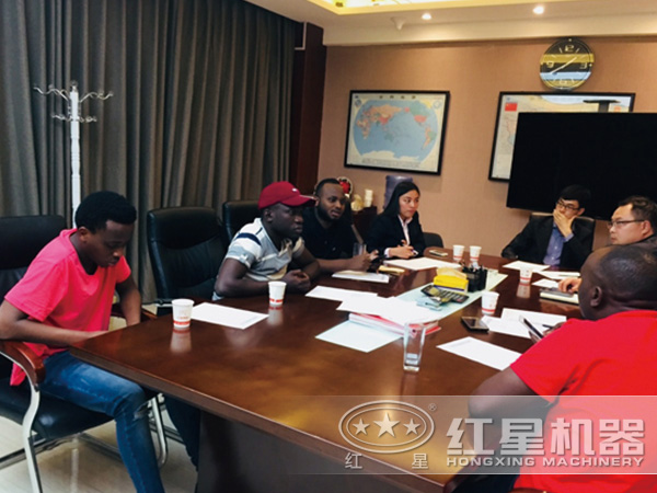 紅星為客戶講解、配置設備 紅星為客戶講解、配置設備