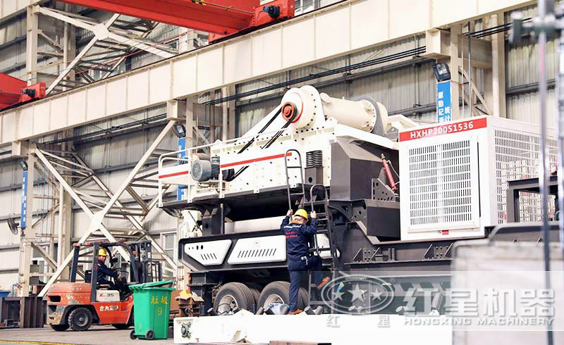 正在車間生產(chǎn)移動(dòng)破的工人