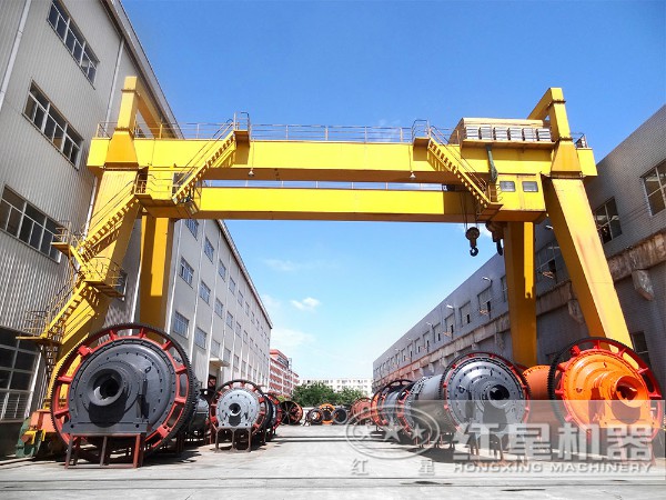 廠區(qū)擺放的規(guī)格型號不同的球磨機(jī)