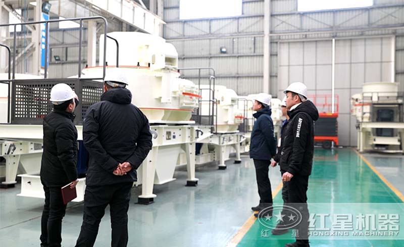 客戶(hù)來(lái)廠參觀廠區(qū)及制砂機(jī)生產(chǎn)車(chē)間