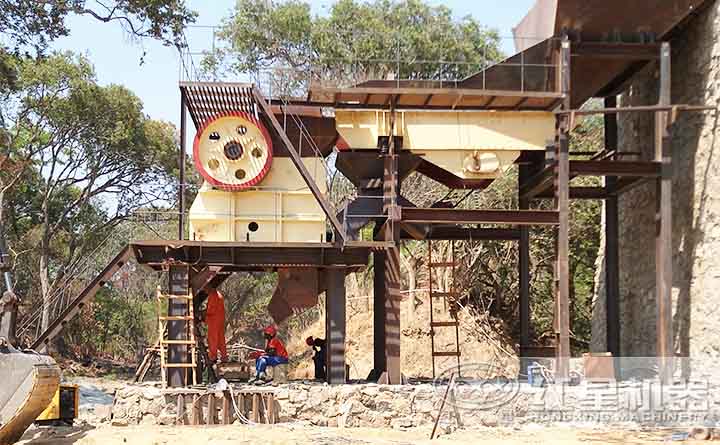 鄂式破碎機(jī)客戶(hù)現(xiàn)場(chǎng)