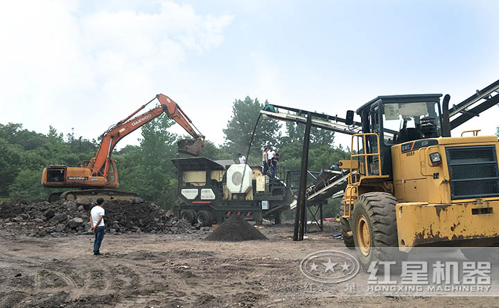 移動式煤炭粉碎機客戶現(xiàn)場