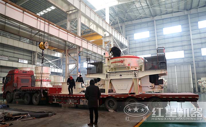 工人對要發(fā)貨的制砂機進(jìn)行固定