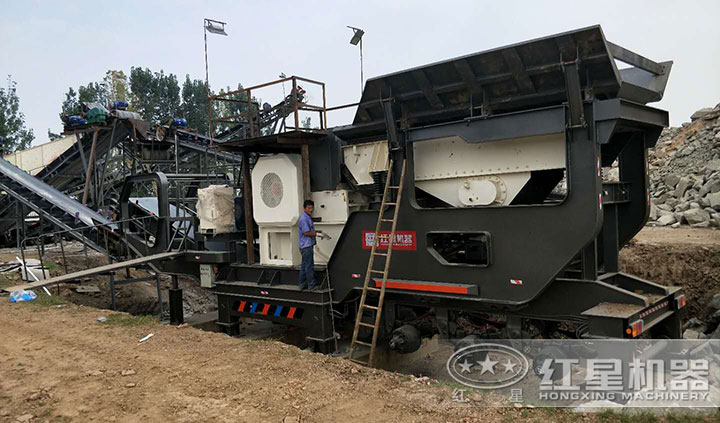 安裝就緒，即將投入生產(chǎn)的移動(dòng)碎石機(jī)