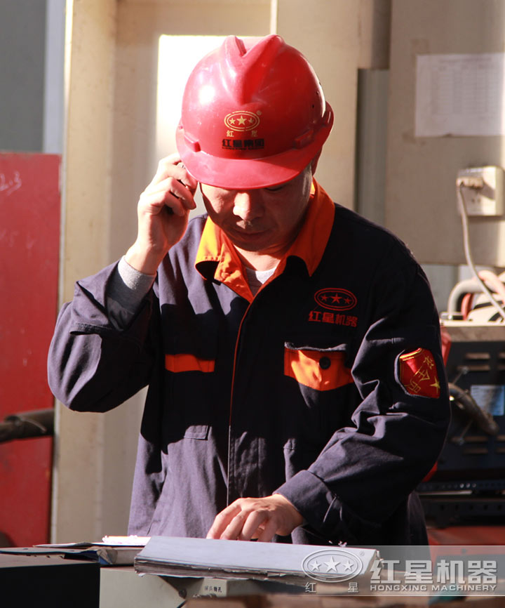 安全員,聯(lián)系客戶為其講解基本安全常識(shí) 安全員,聯(lián)系客戶為其講解基本安全常識(shí)