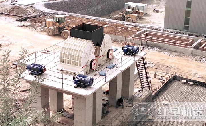 時產(chǎn)200噸的玄武巖粉碎生產(chǎn)線安裝現(xiàn)場 時產(chǎn)200噸的玄武巖粉碎生產(chǎn)線安裝現(xiàn)場