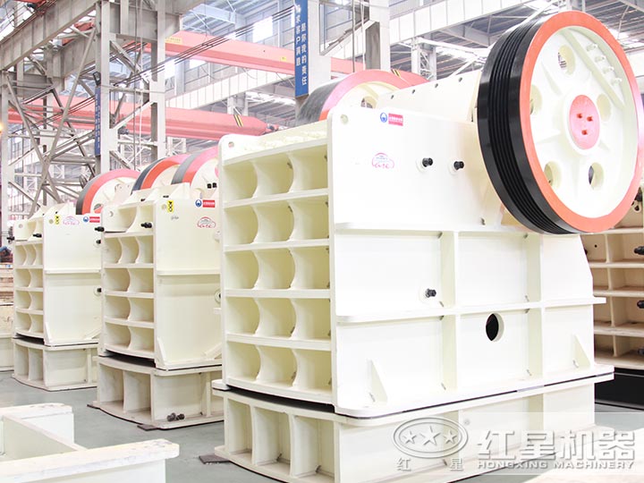 在礦山行業(yè)較常見的顎式破碎機(jī) 在礦山行業(yè)較常見的顎式破碎機(jī)