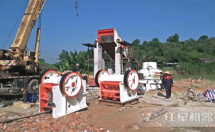 顎式破碎機(jī)客戶安裝現(xiàn)場(chǎng) 顎式破碎機(jī)客戶安裝現(xiàn)場(chǎng)