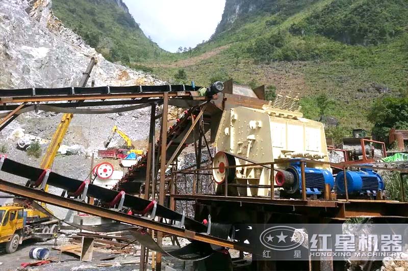 小型碎石制砂機(jī)客戶現(xiàn)場(chǎng) 小型碎石制砂機(jī)客戶現(xiàn)場(chǎng)