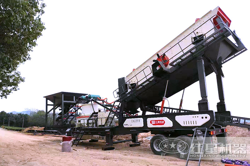 山東泰安小型移動破碎制砂機生產(chǎn)現(xiàn)場