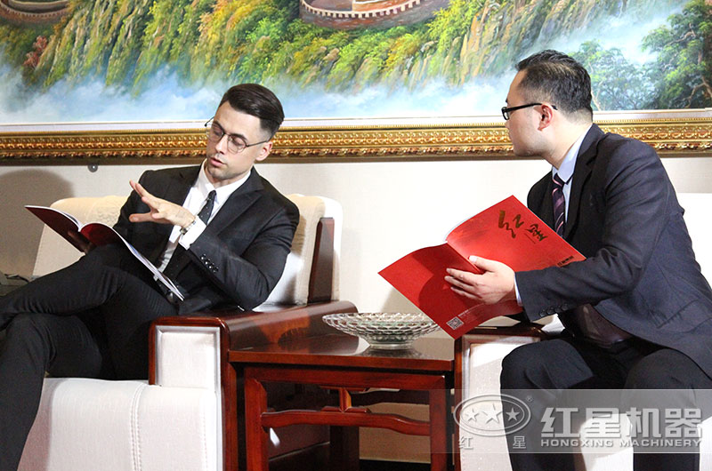 紅星產(chǎn)品經(jīng)理接待來(lái)廠客戶